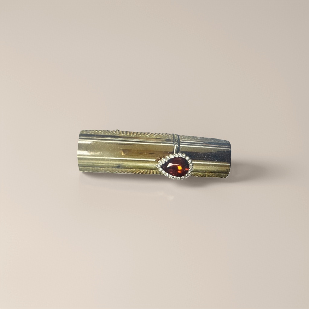 A fashionable, simple and versatile necklace with a golden cylindrical red gemstone pendant Specification image