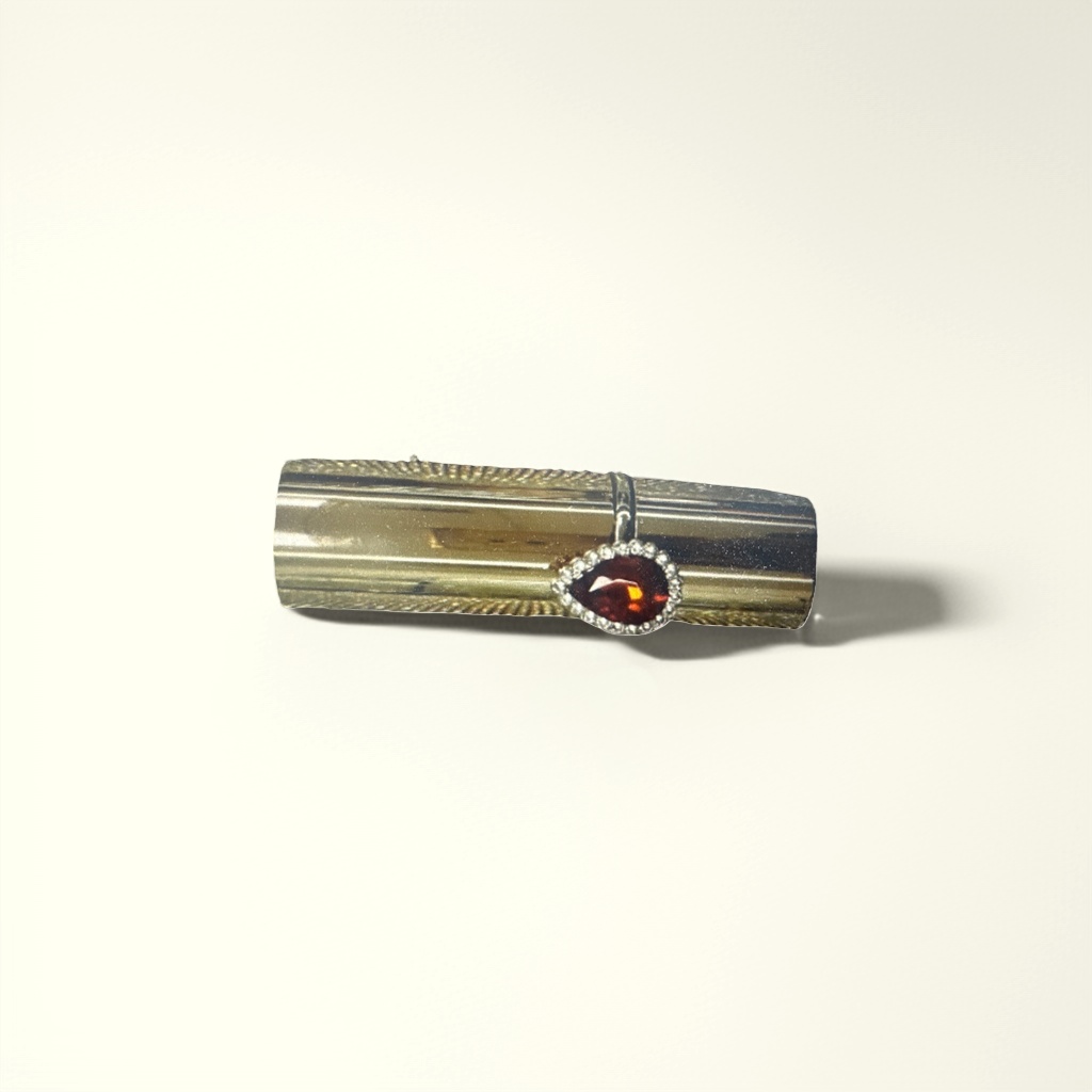 A fashionable, simple and versatile necklace with a golden cylindrical red gemstone pendant