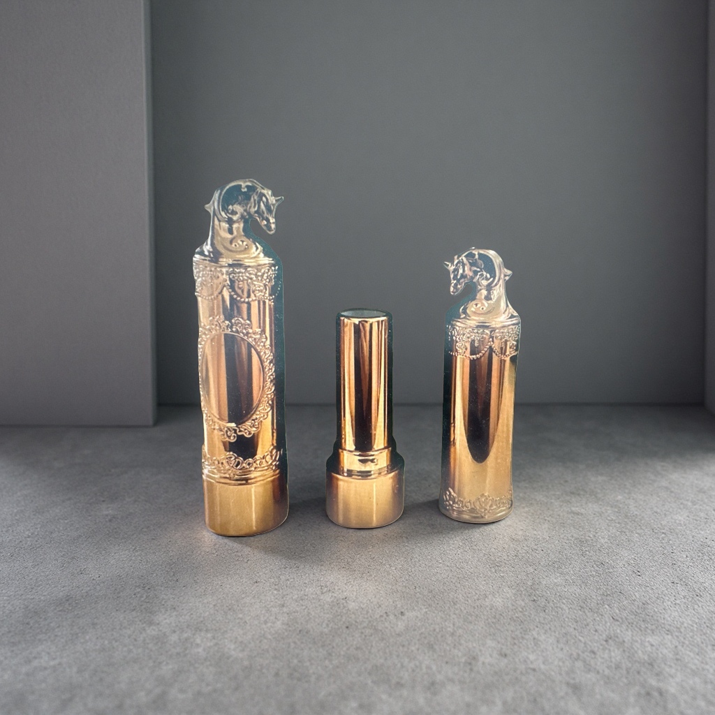 Golden carved horse head-shaped lipstick, long-lasting color display and moisturizing lipstick Application Scenario