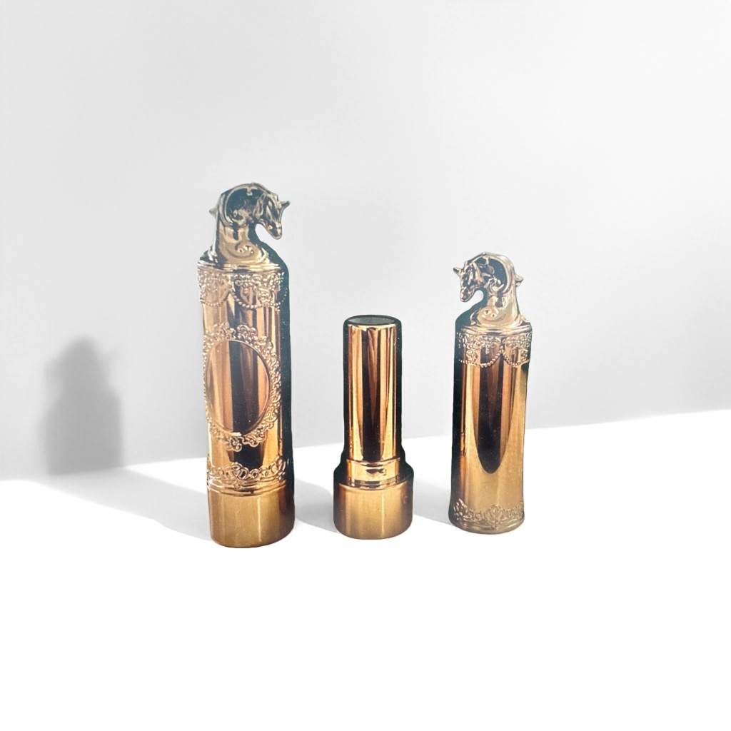 Golden carved horse head-shaped lipstick, long-lasting color display and moisturizing lipstick details Picture