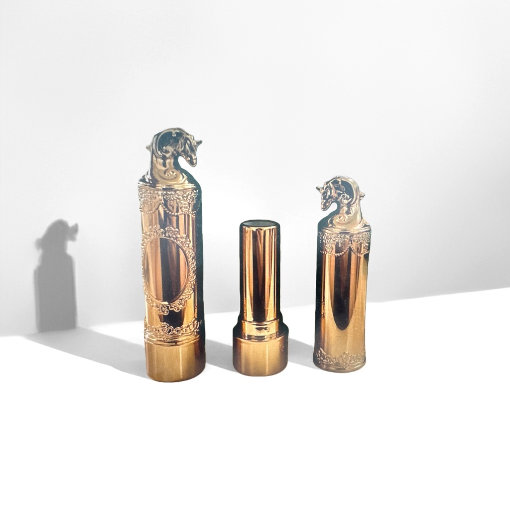 Golden carved horse head-shaped lipstick, long-lasting color display and moisturizing lipstick