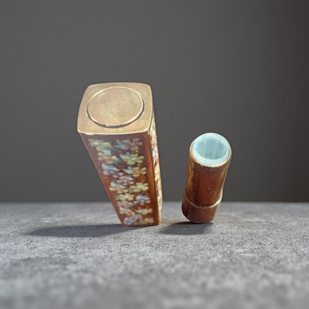 The golden-patterned lipstick tube pairs well with the fashionable matte lipstick for long-lasting color display Application Scenario