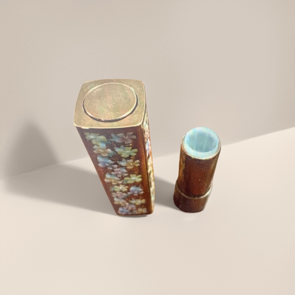 The golden-patterned lipstick tube pairs well with the fashionable matte lipstick for long-lasting color display Specification image
