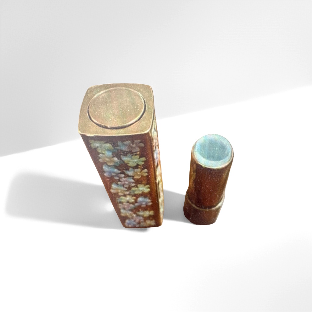 The golden-patterned lipstick tube pairs well with the fashionable matte lipstick for long-lasting color display
