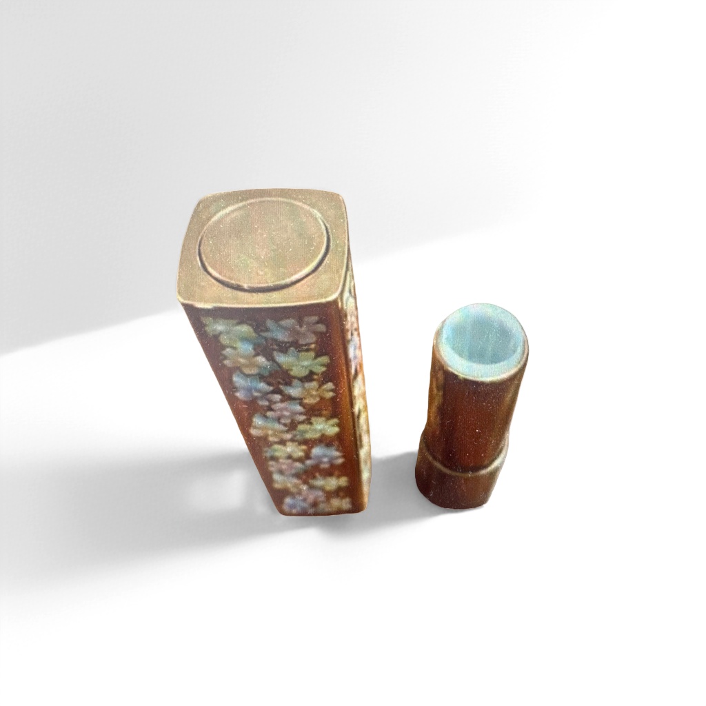 The golden-patterned lipstick tube pairs well with the fashionable matte lipstick for long-lasting color display details Picture