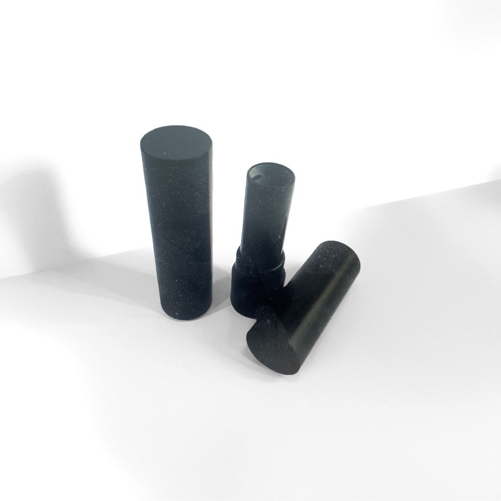 Black cylindrical lipstick is a moisturizing, hydrating, color-enhancing and long-lasting matte lipstick