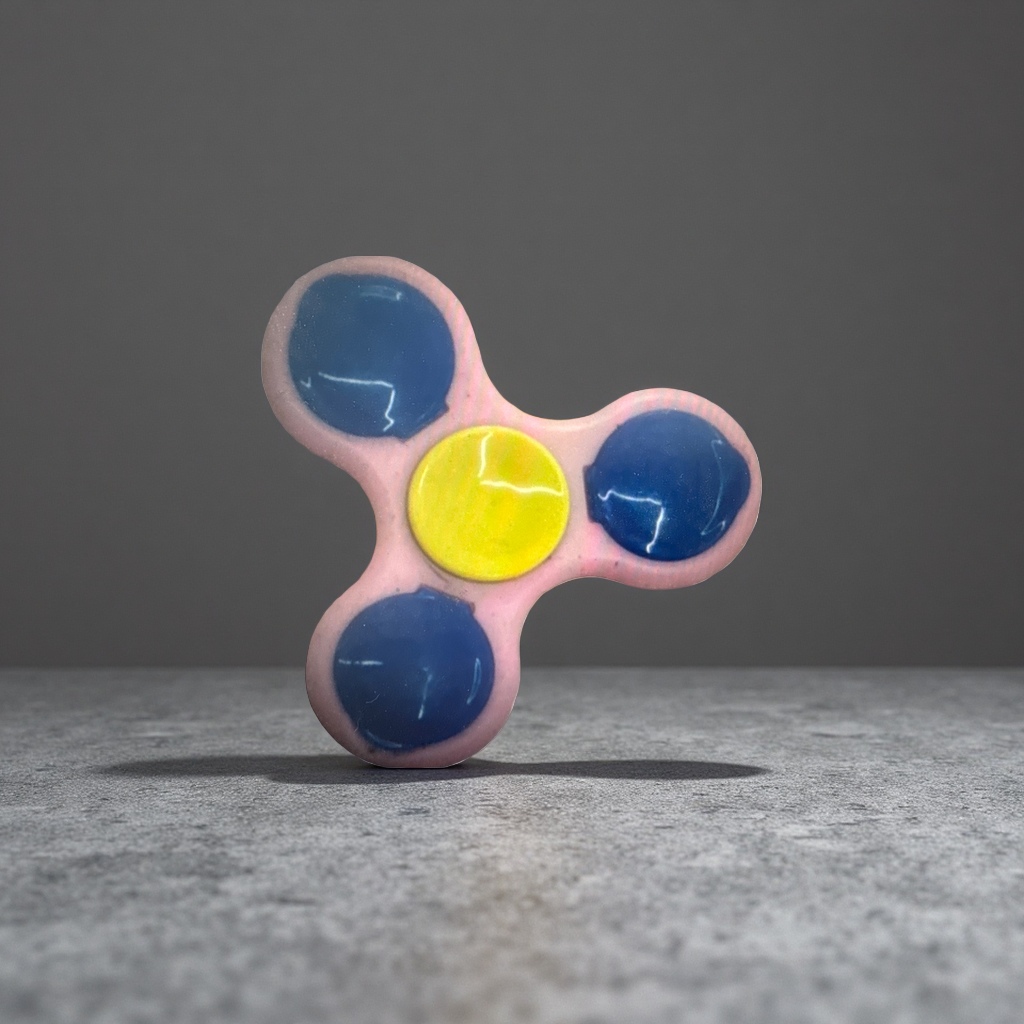 Pink fidget spinner, yellow three-arm, blue stress-relieving toy Application Scenario