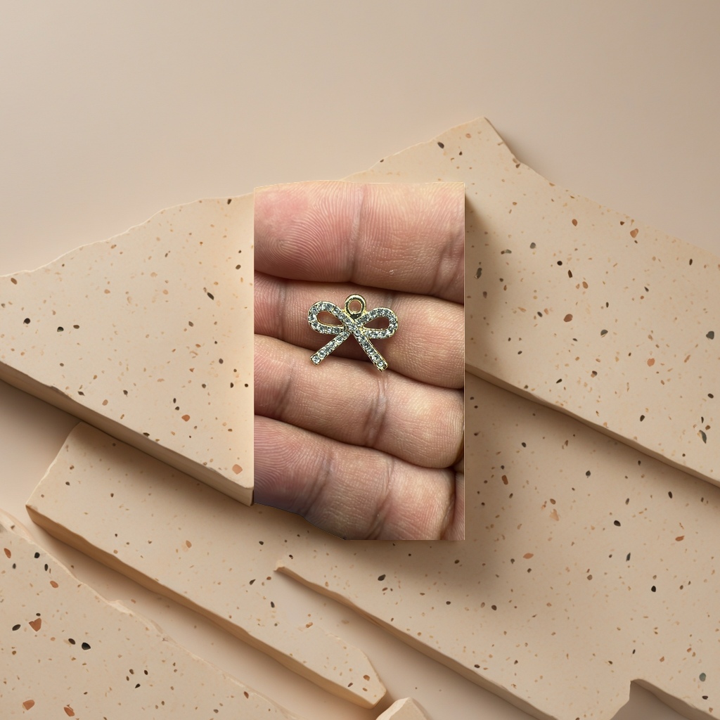 A fashionable, versatile and exquisite gift with a golden diamond-encrusted bow pendant Application Scenario