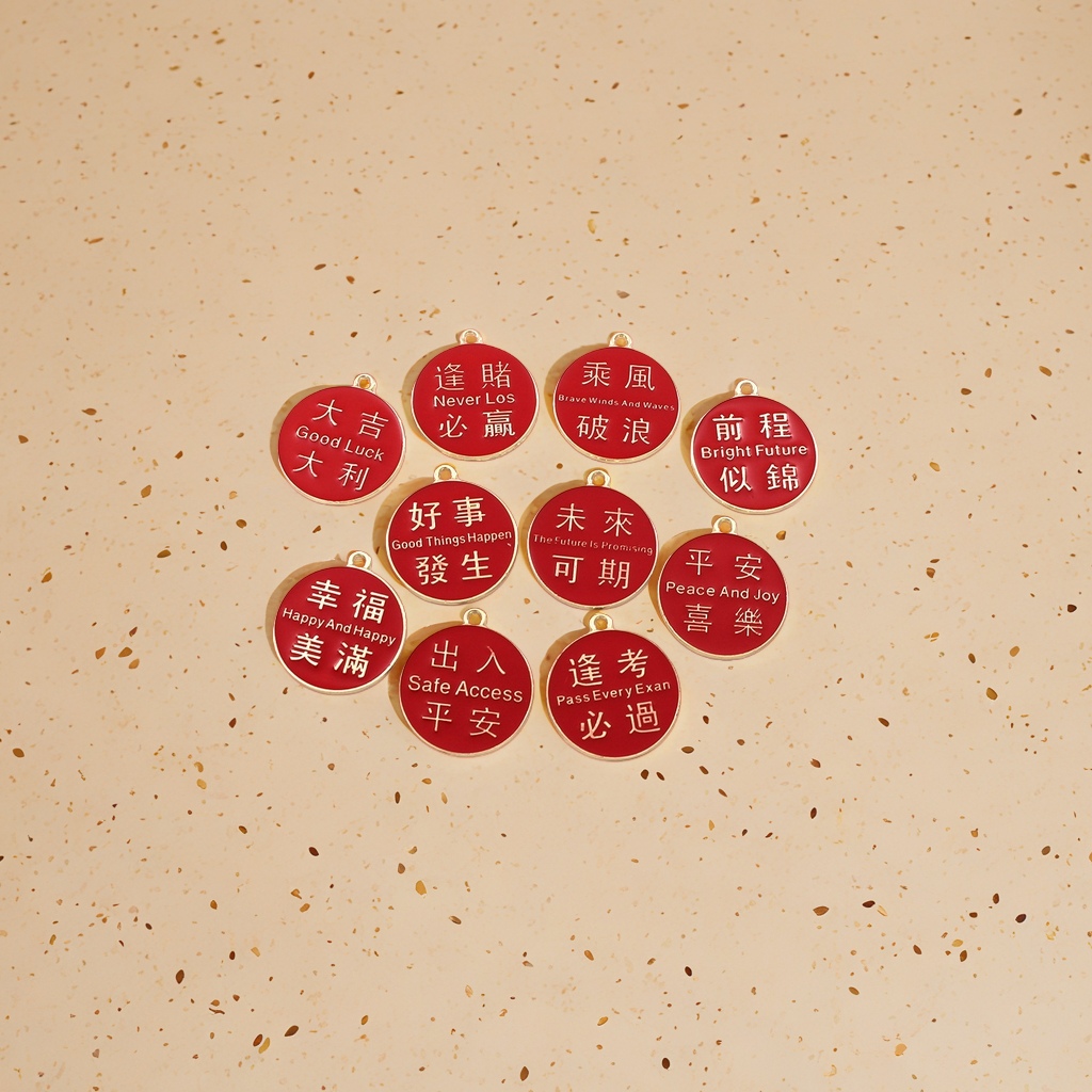 The red round pendant accessory is a fashionable, simple and versatile necklace accessory Application Scenario