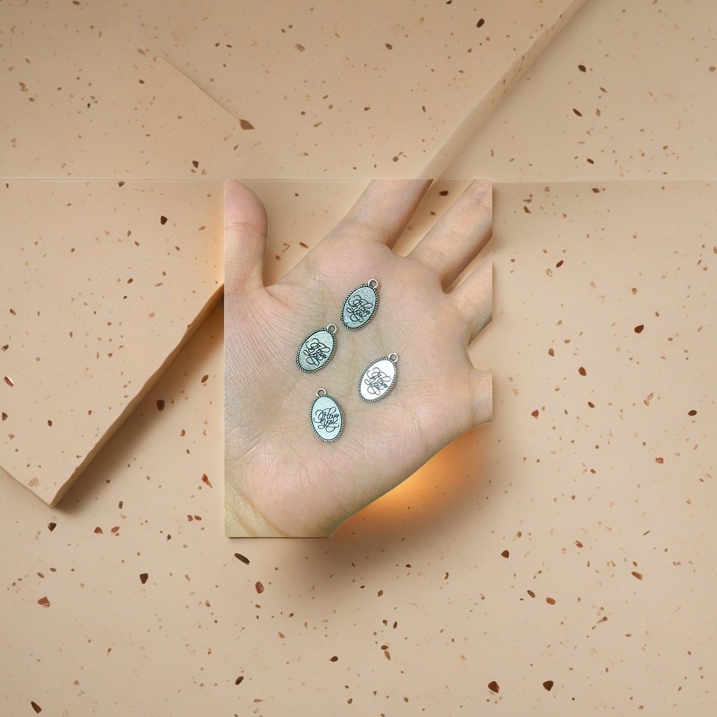 Silver oval-shaped pendant jewelry is a fashionable, simple and versatile necklace accessory Application Scenario