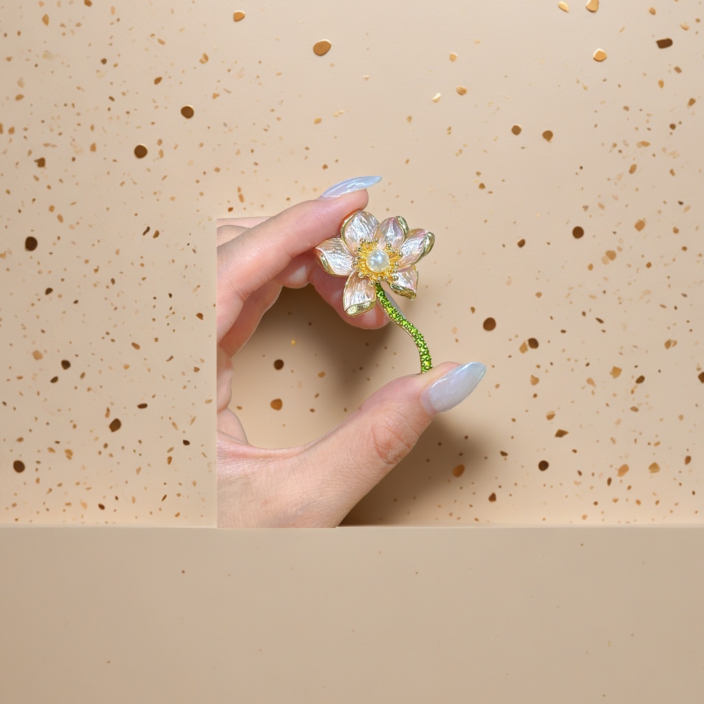 Broche flor rosa pétalos transparente con centro rosa perlas doradas tallo verde cuentas puntitos adornos Application Scenario