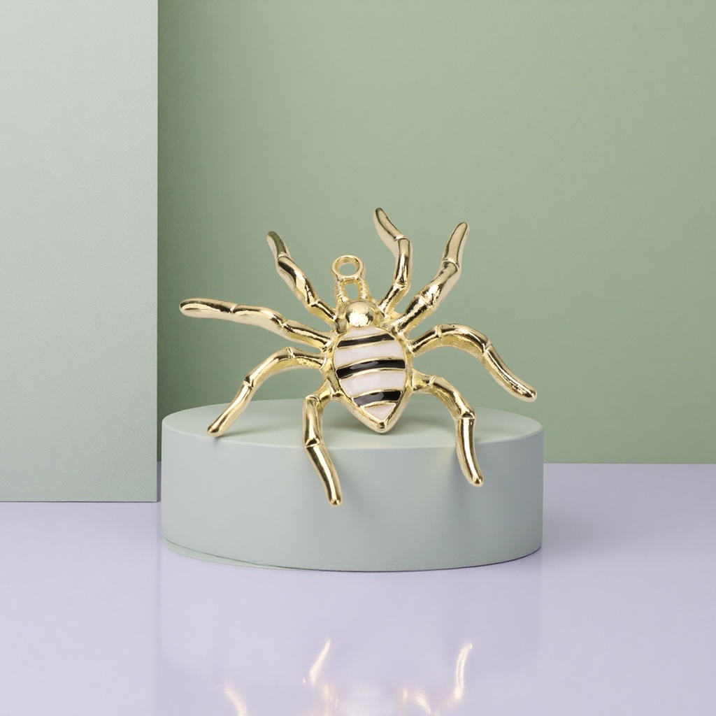 The golden spider pendant is a fashionable, individualistic and light luxury necklace, a versatile accessory for women Specification image
