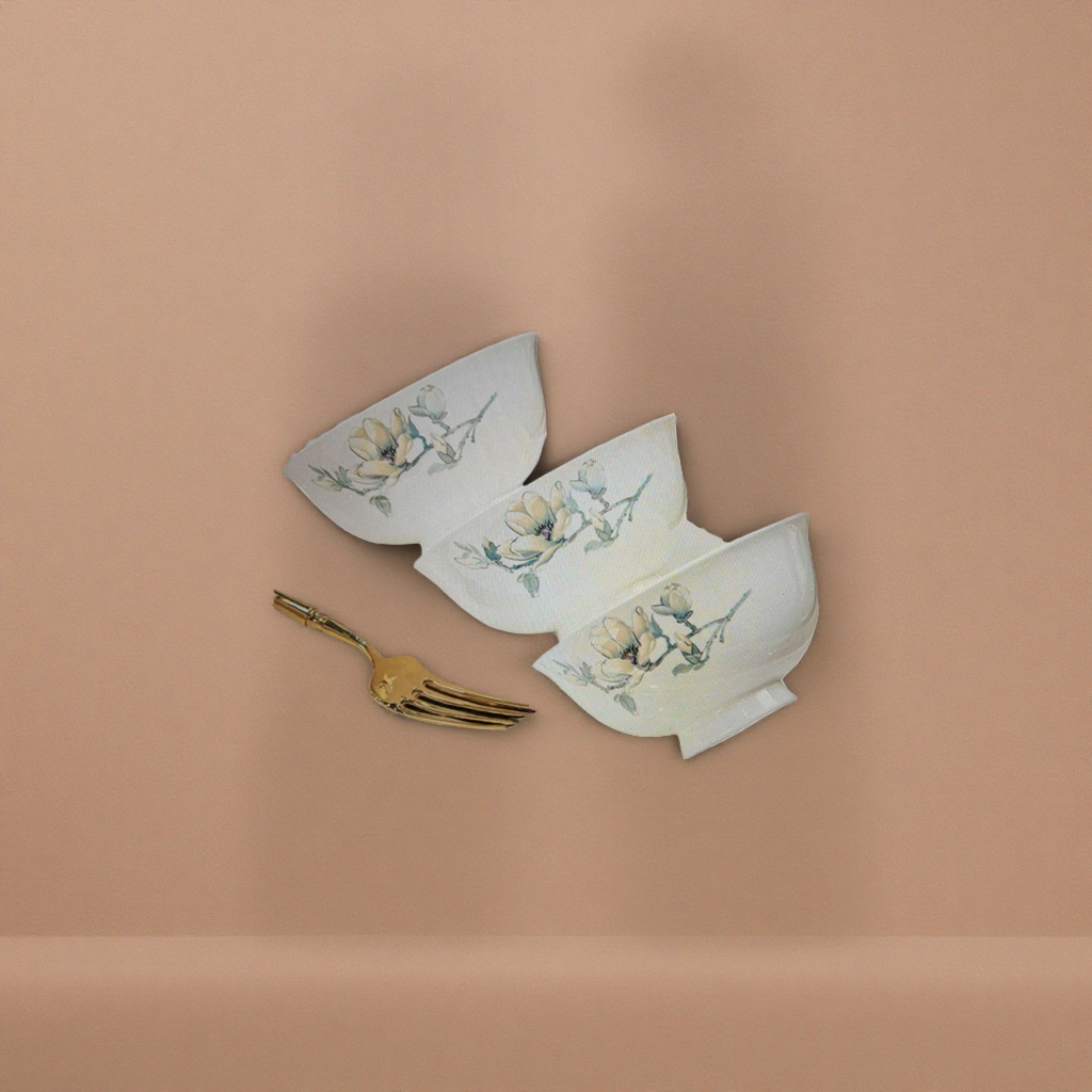 白色瓷碗配花卉图案金色餐具点缀