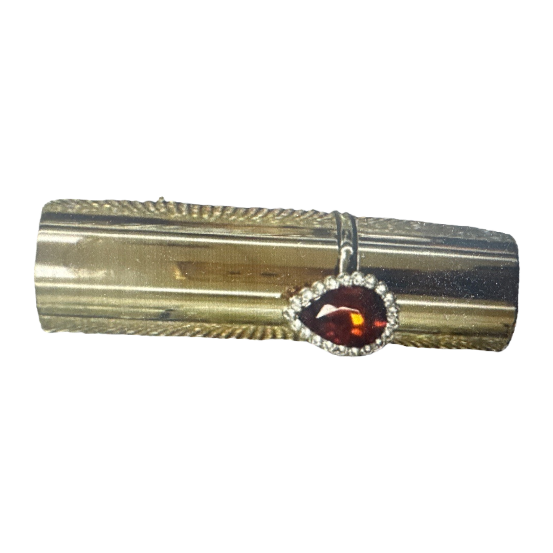 A fashionable, simple and versatile necklace with a golden cylindrical red gemstone pendant Item Picture