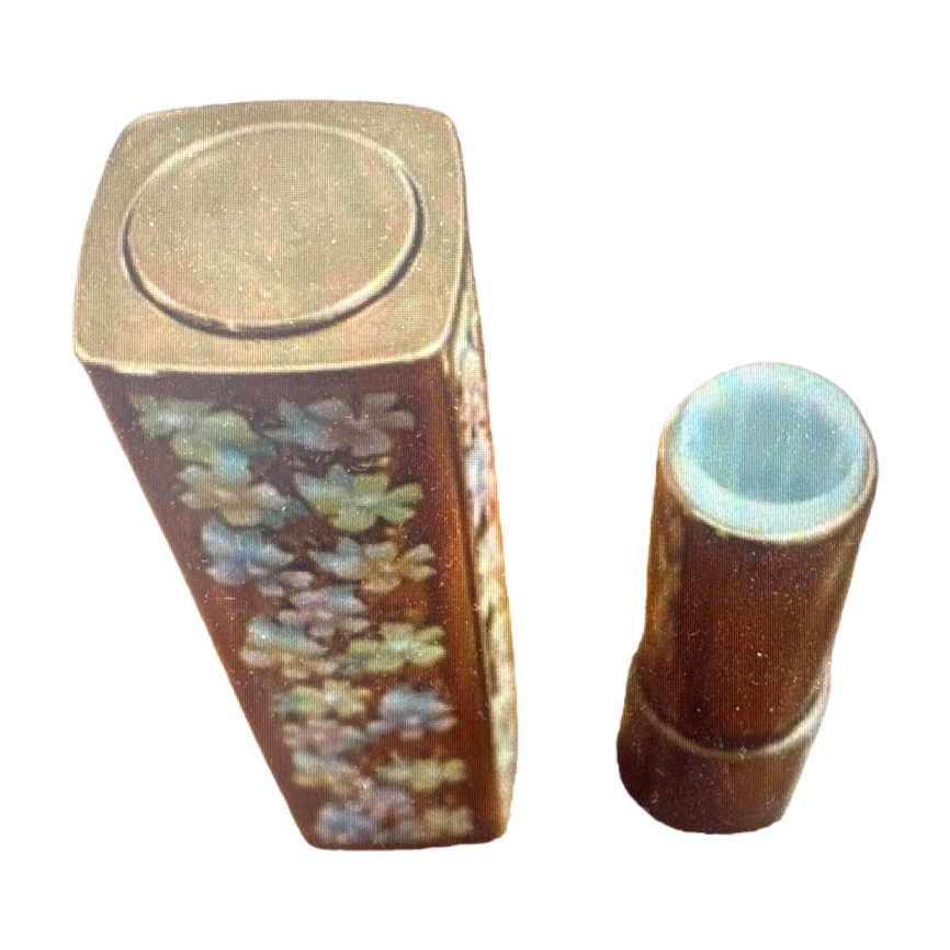 The golden-patterned lipstick tube pairs well with the fashionable matte lipstick for long-lasting color display Item Picture