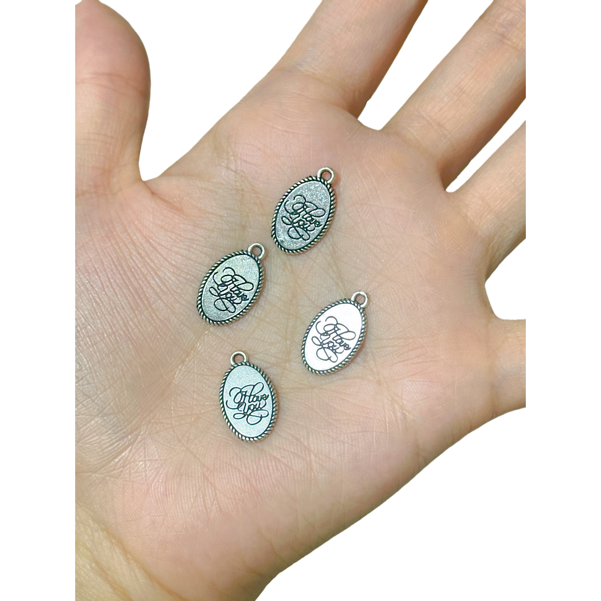 Silver oval-shaped pendant jewelry is a fashionable, simple and versatile necklace accessory Item Picture