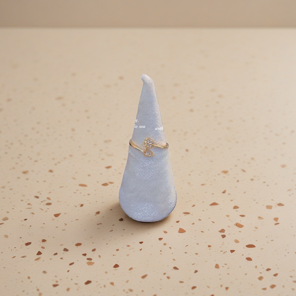The golden arrow ring is a fashionable and simple pure silver gold-plated ring, a light luxury accessory for women
