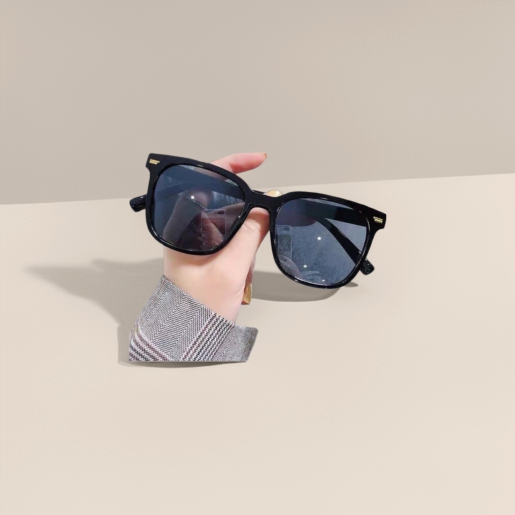 The lightweight TR90 black sunglasses with UV-resistant frames are suitable for cycling and driving Application Scenario