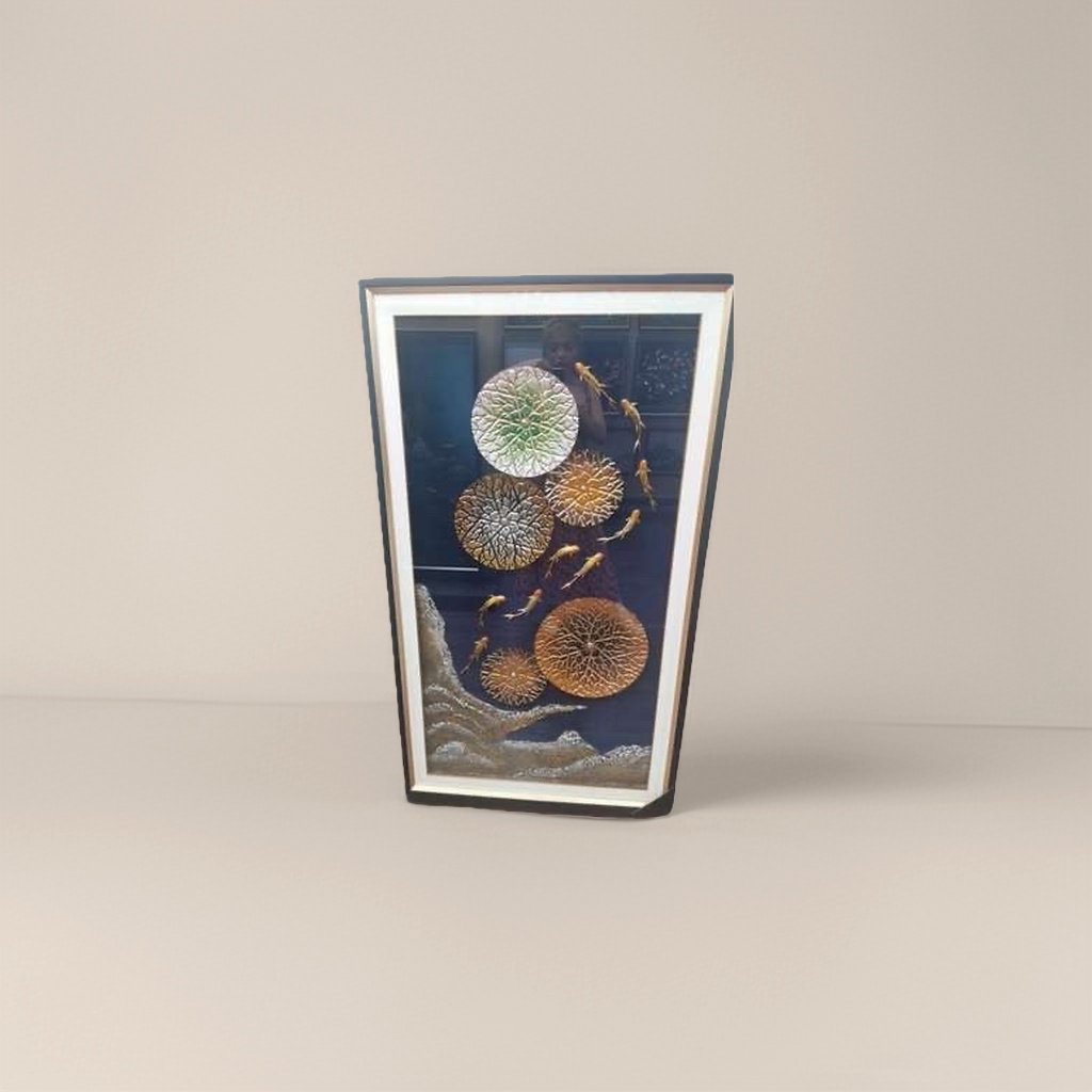 金色鱼群与圆形浮雕装饰画细节图