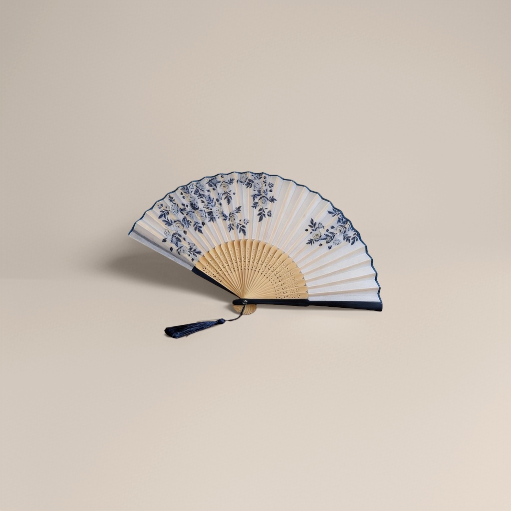 蓝白花卉图案手工折扇 纯棉布面竹骨轻便纳凉