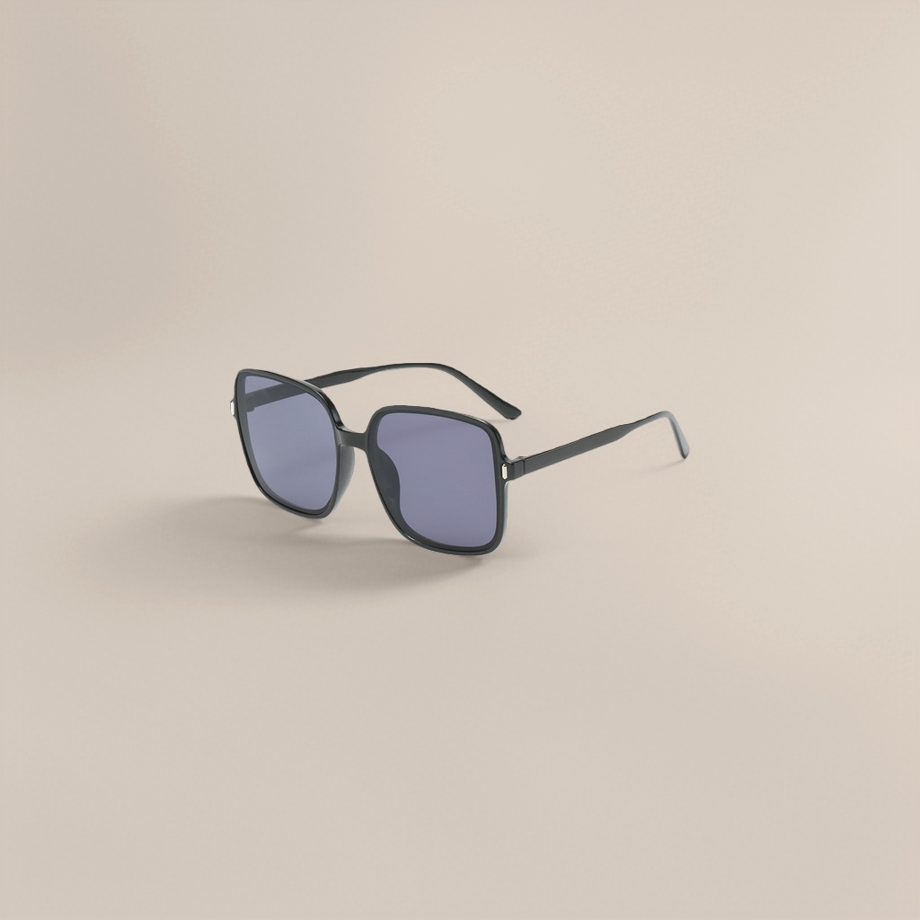 Black square sunglasses are fashionable and versatile, with UV protection and polarized light details Picture