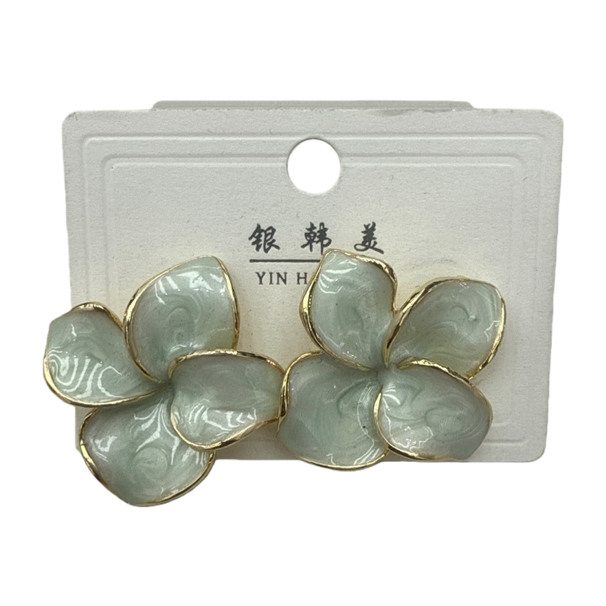 浅绿色花瓣耳环白底实物图
