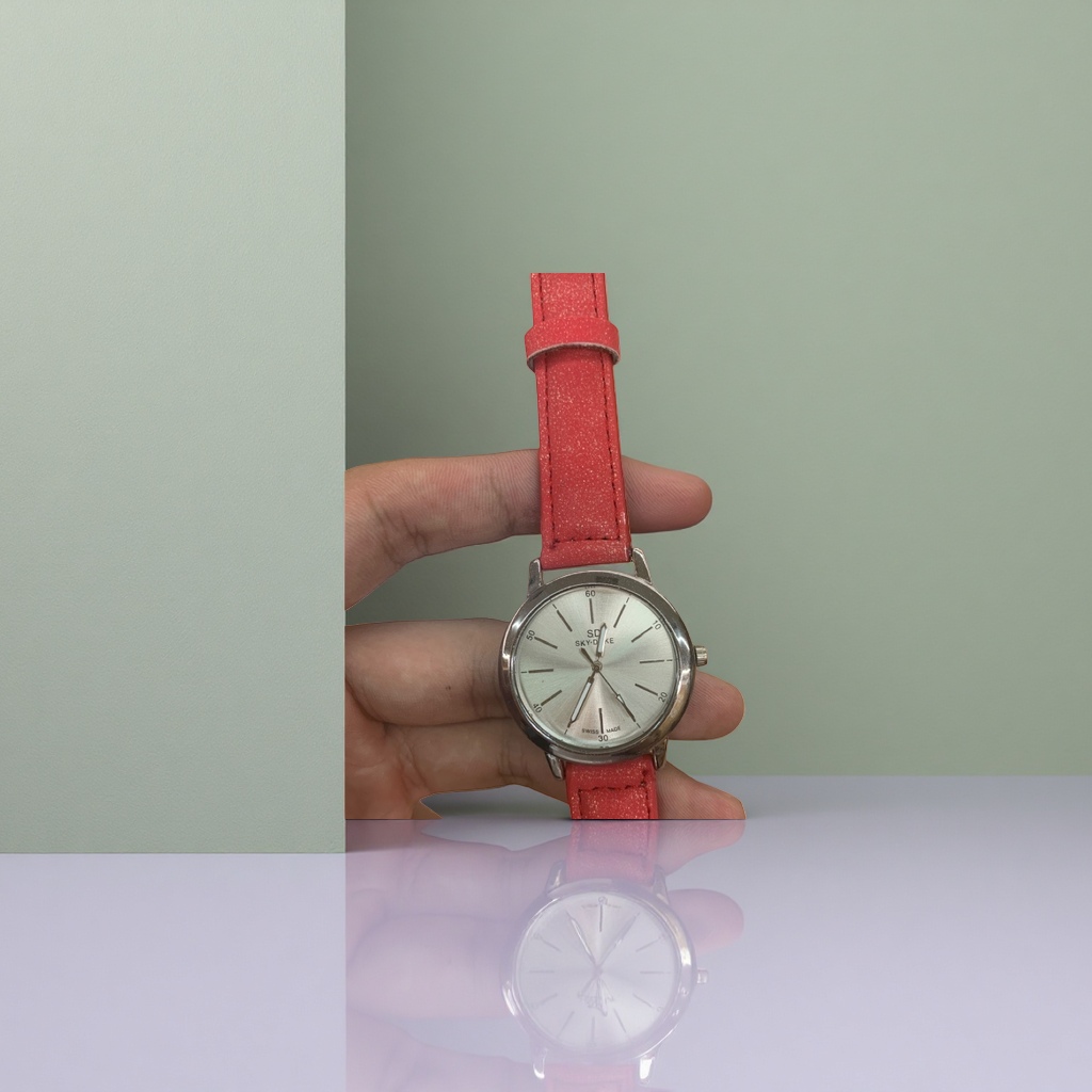 The red strap watch is a fashionable and simple quartz men's watch with a genuine leather strap that is waterproof and luminous