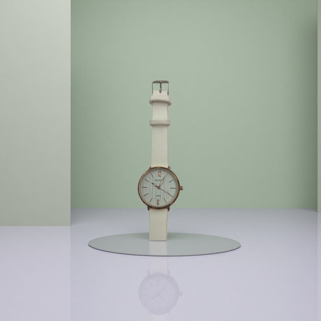 The quartz ladies' watch with a white strap and golden frame is fashionable, simple and versatile