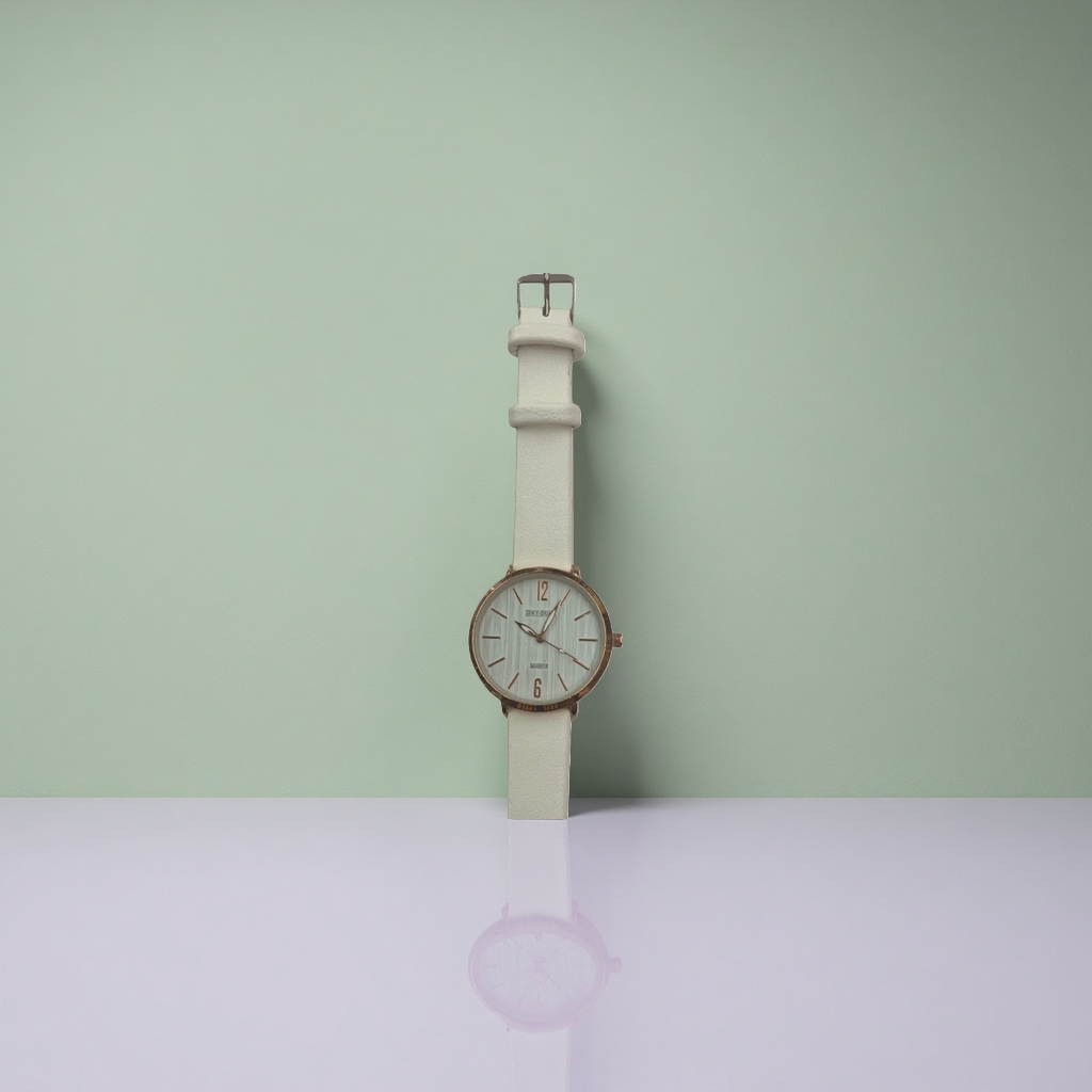 The quartz ladies' watch with a white strap and golden frame is fashionable, simple and versatile details Picture