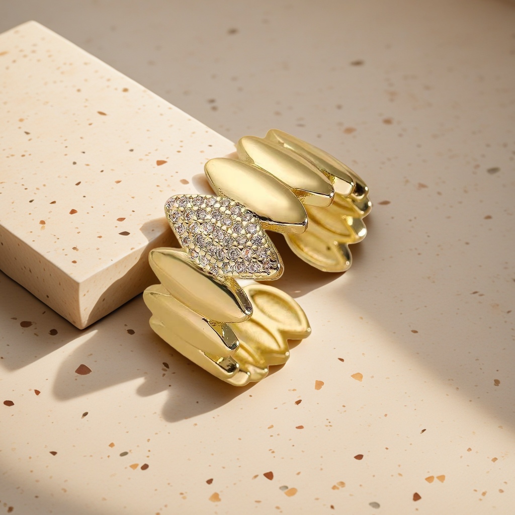 A golden diamond-encrusted leaf-shaped ring, a fashionable and light luxury lady's ring details Picture