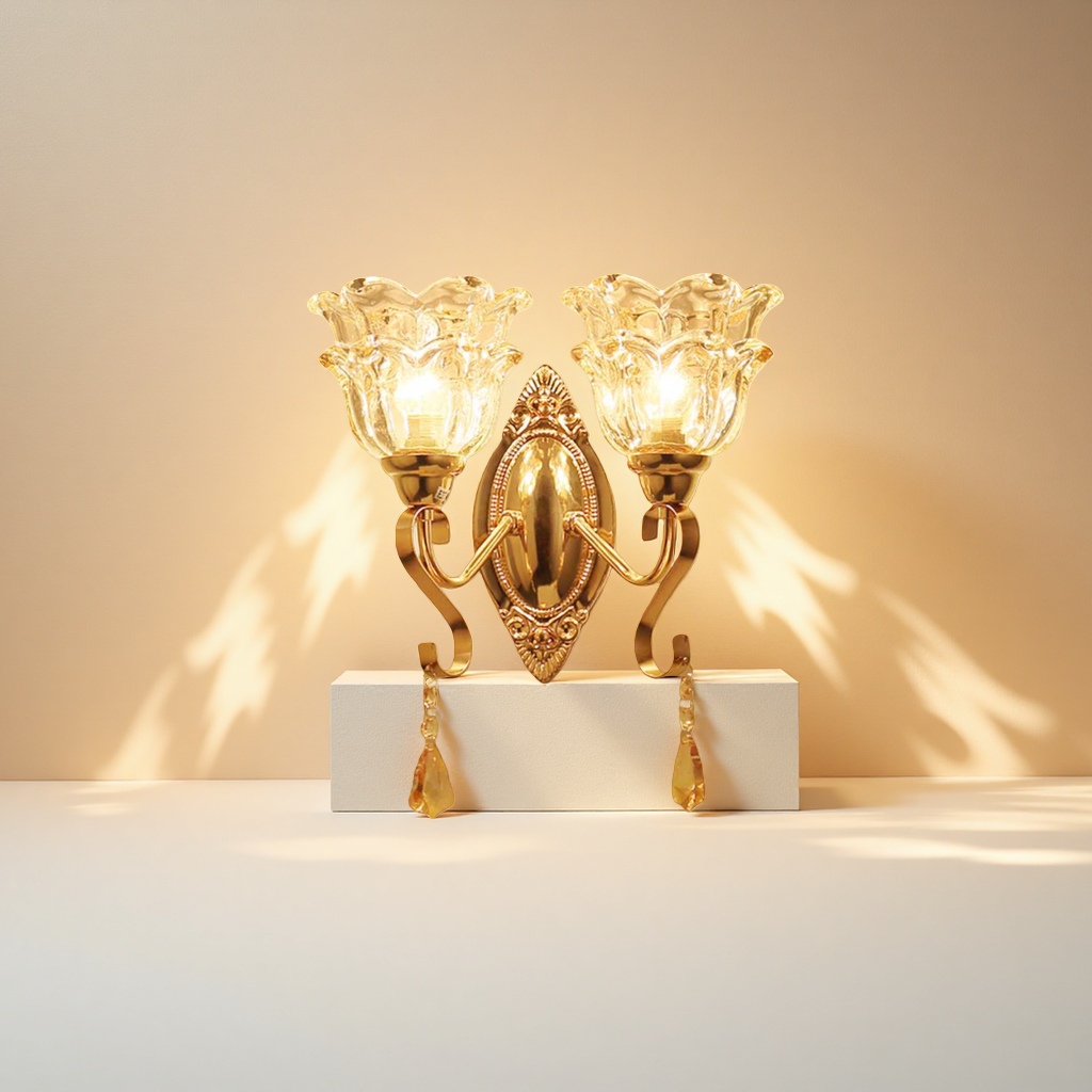 The golden wall lamp is in full bloom with a double-flower-shaped crystal lampshade. The carved metal base hangs an amber crystal pendant Specification image