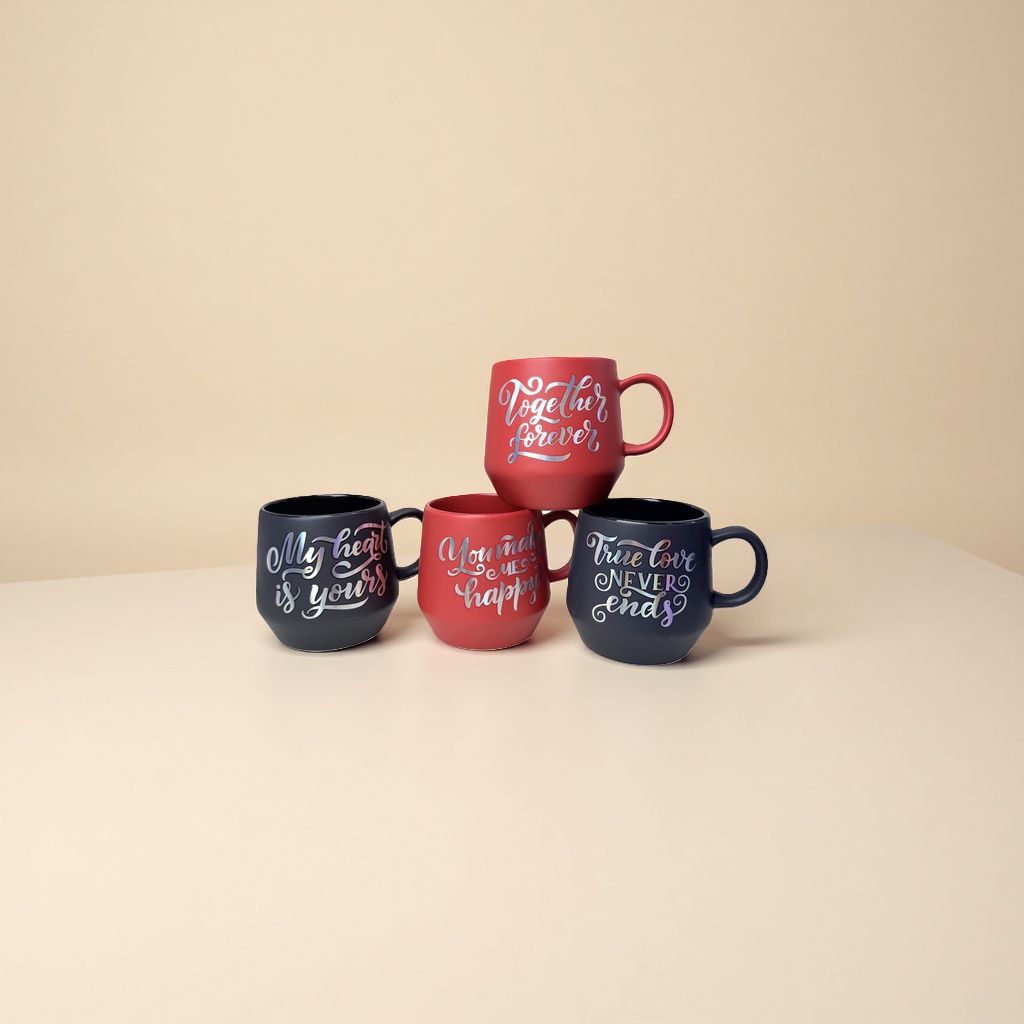 红色和黑色马克杯，带有银色渐变字体文字“Together Forever”、“You make me happy”、“My heart is yours”、“True love NEVER ends”产品图