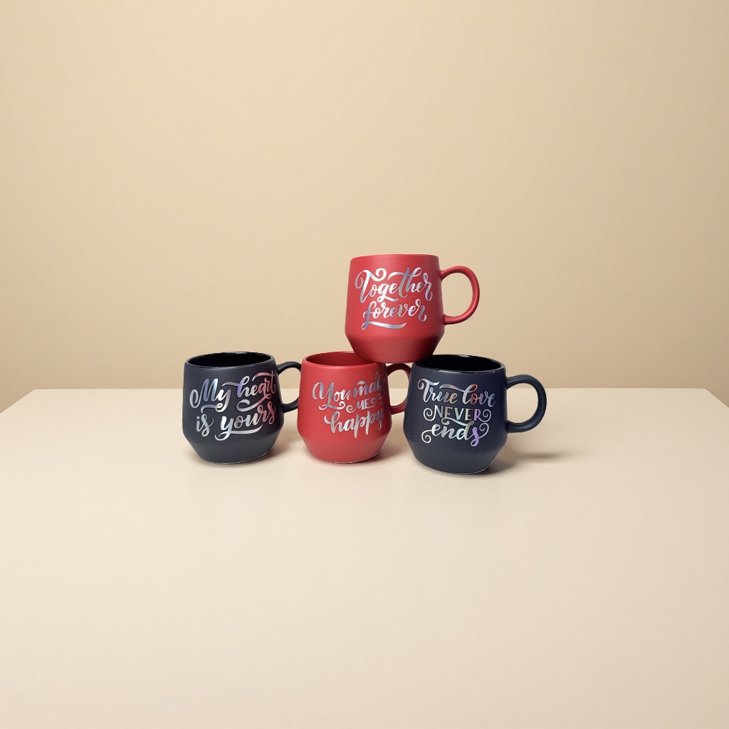 红色和黑色马克杯，带有银色渐变字体文字“Together Forever”、“You make me happy”、“My heart is yours”、“True love NEVER ends”细节图