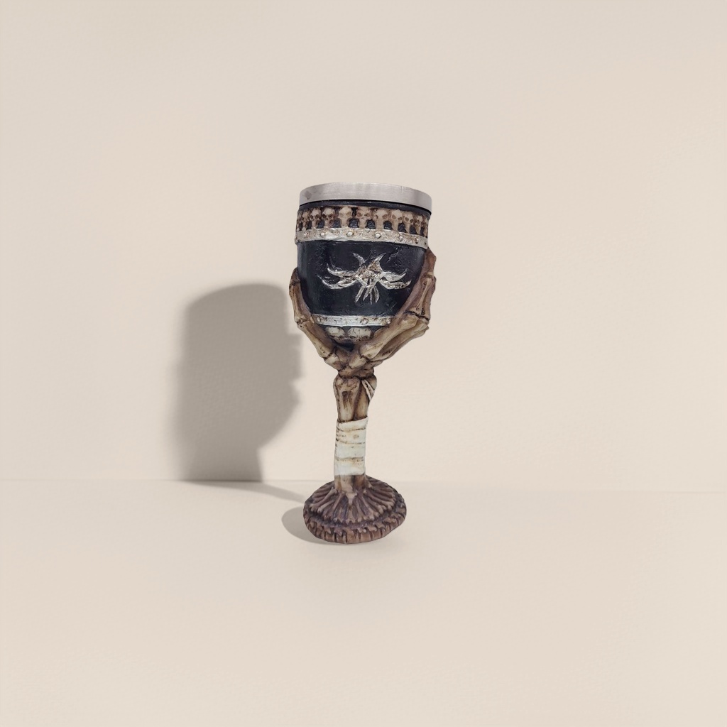 骷髅手握黑色酒杯 银色星形图案骷髅环带配银色杯盖