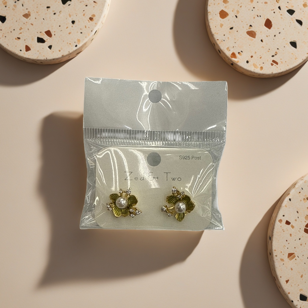 Golden flower pearl stud earrings are fashionable, light luxury and elegant earrings for women details Picture