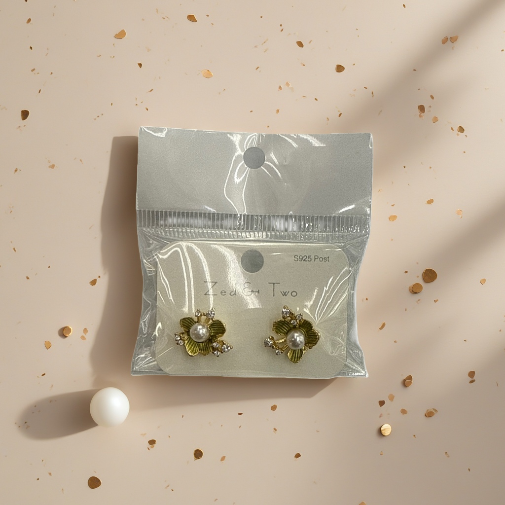 Golden flower pearl stud earrings are fashionable, light luxury and elegant earrings for women