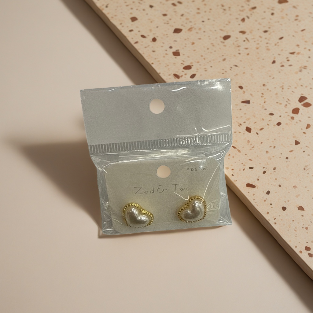 Golden heart-shaped pearl stud earrings are fashionable, simple and versatile earrings for women details Picture