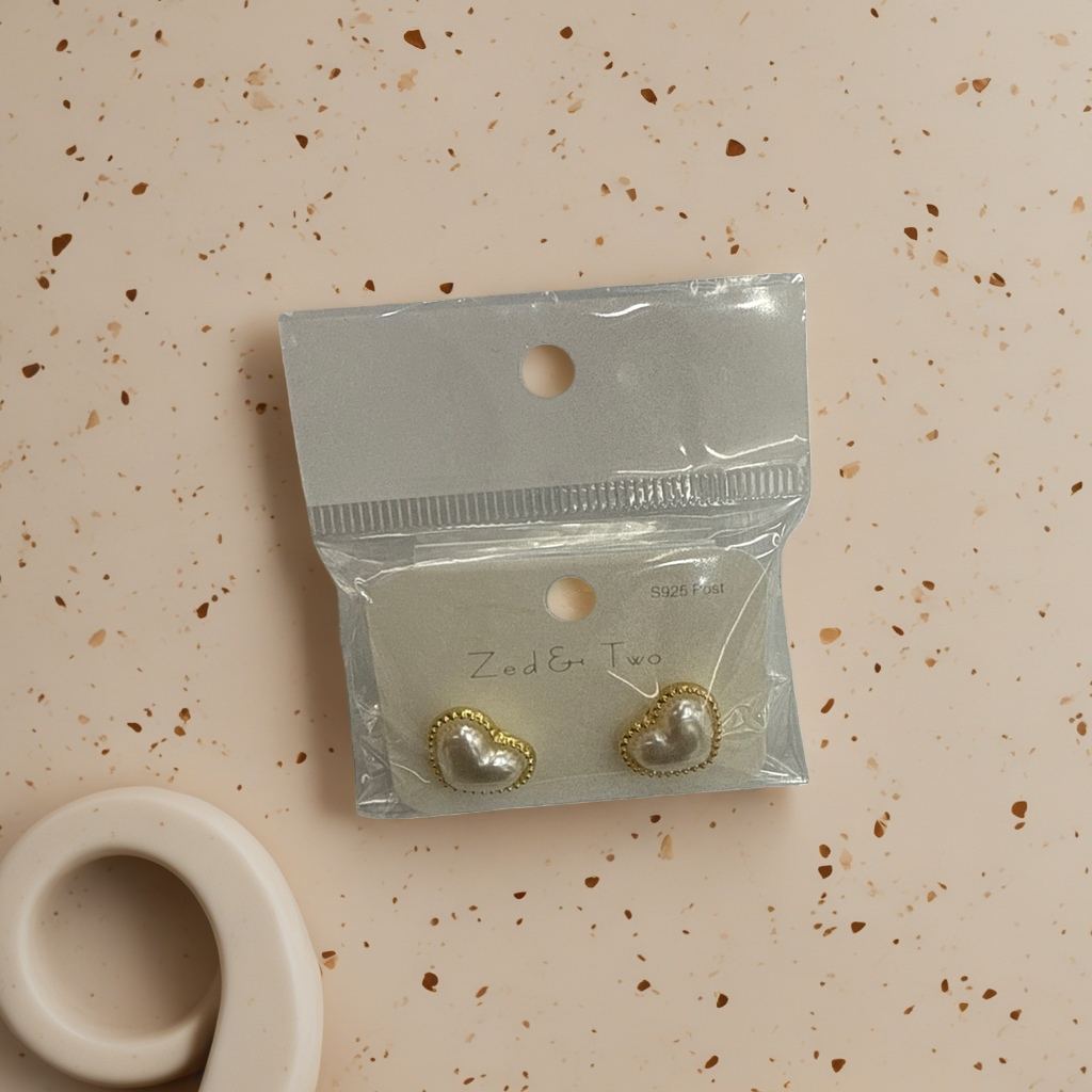 Golden heart-shaped pearl stud earrings are fashionable, simple and versatile earrings for women