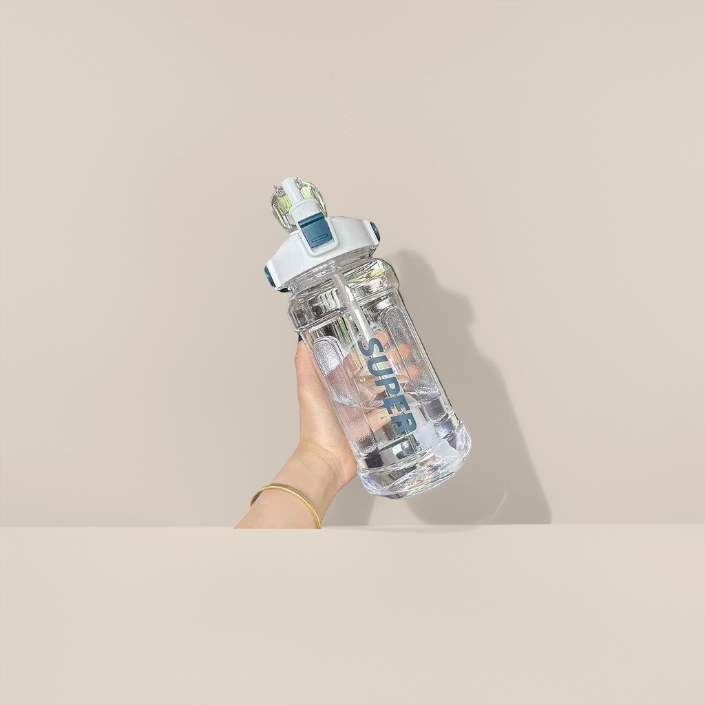 The transparent water cup with the "SUPER" logo, white and blue lid, and straw is portable to hold details Picture