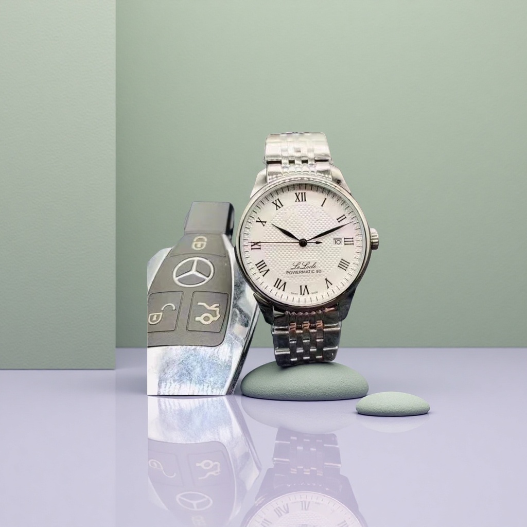 A simple, fashionable and lightweight quartz ladies' watch with a silver strap and white dial