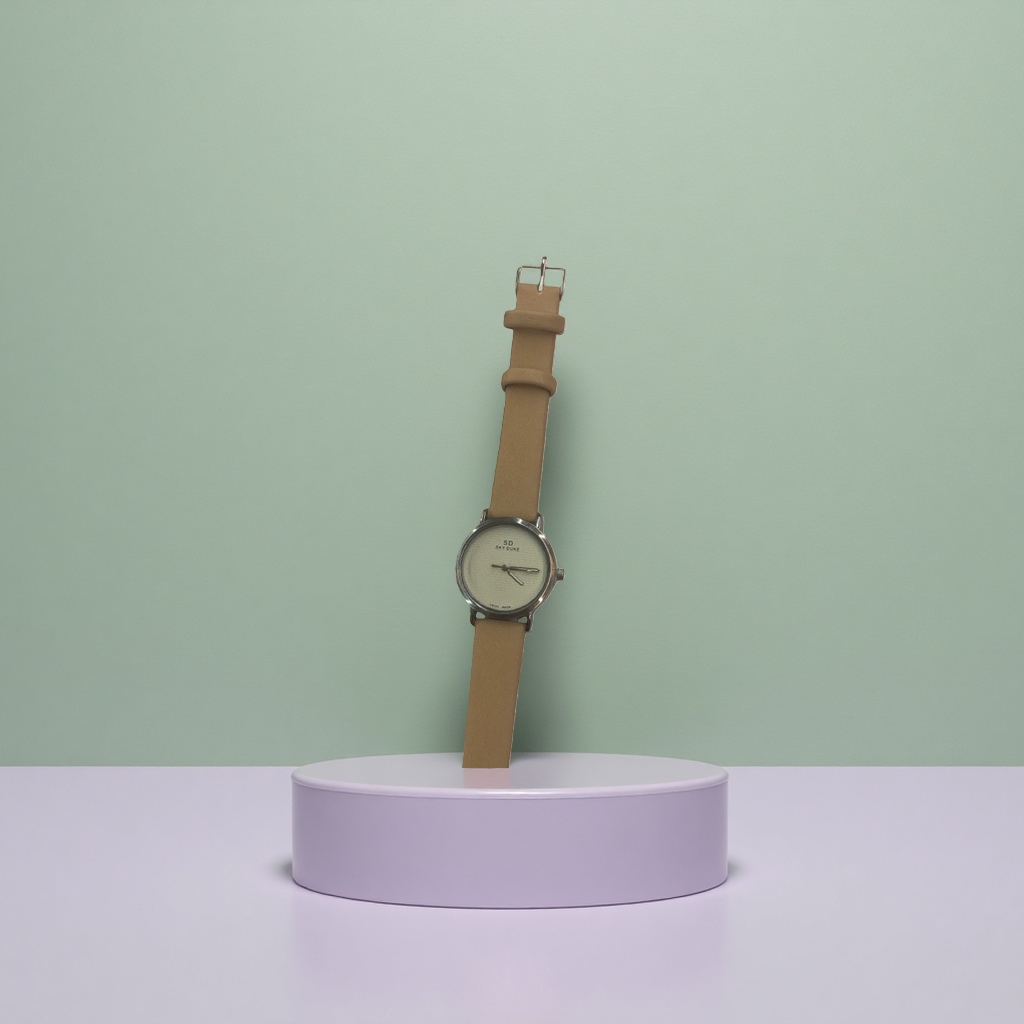 A fashionable and simple quartz women's watch with a beige strap and a leather strap Application Scenario