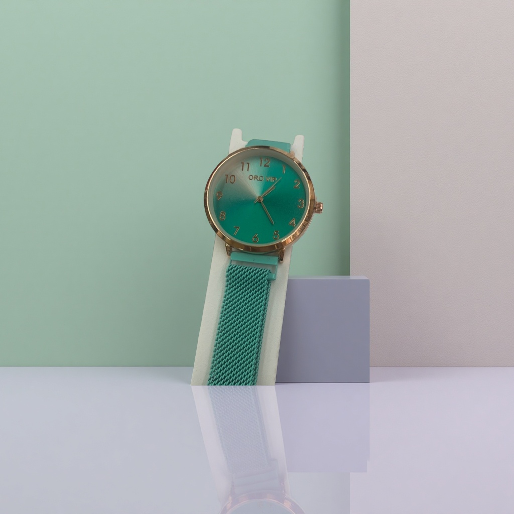 The men's quartz watch with a light green dial is simple, fashionable, business and casual Application Scenario