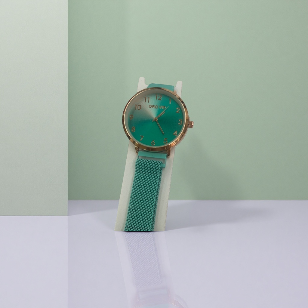 The men's quartz watch with a light green dial is simple, fashionable, business and casual