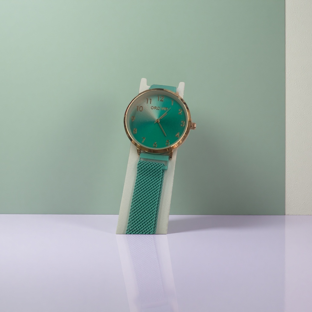 The men's quartz watch with a light green dial is simple, fashionable, business and casual details Picture