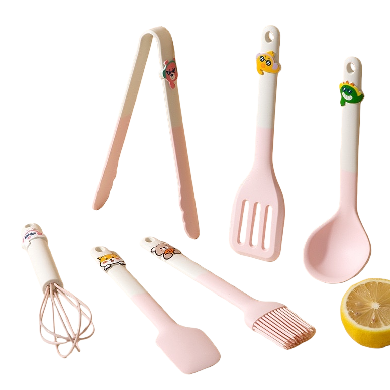 粉色辅食工具套装，包含夹子、漏勺、汤勺、打蛋器、刮刀和刷子，带卡通装饰白底实物图