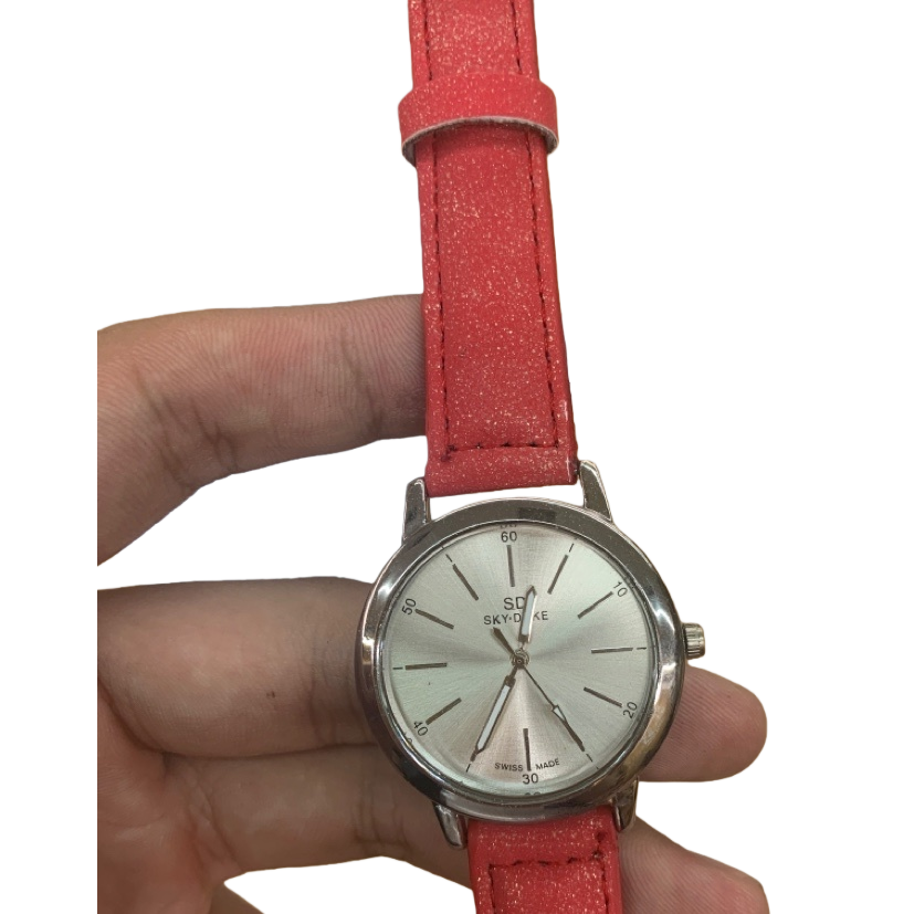 The red strap watch is a fashionable and simple quartz men's watch with a genuine leather strap that is waterproof and luminous Item Picture