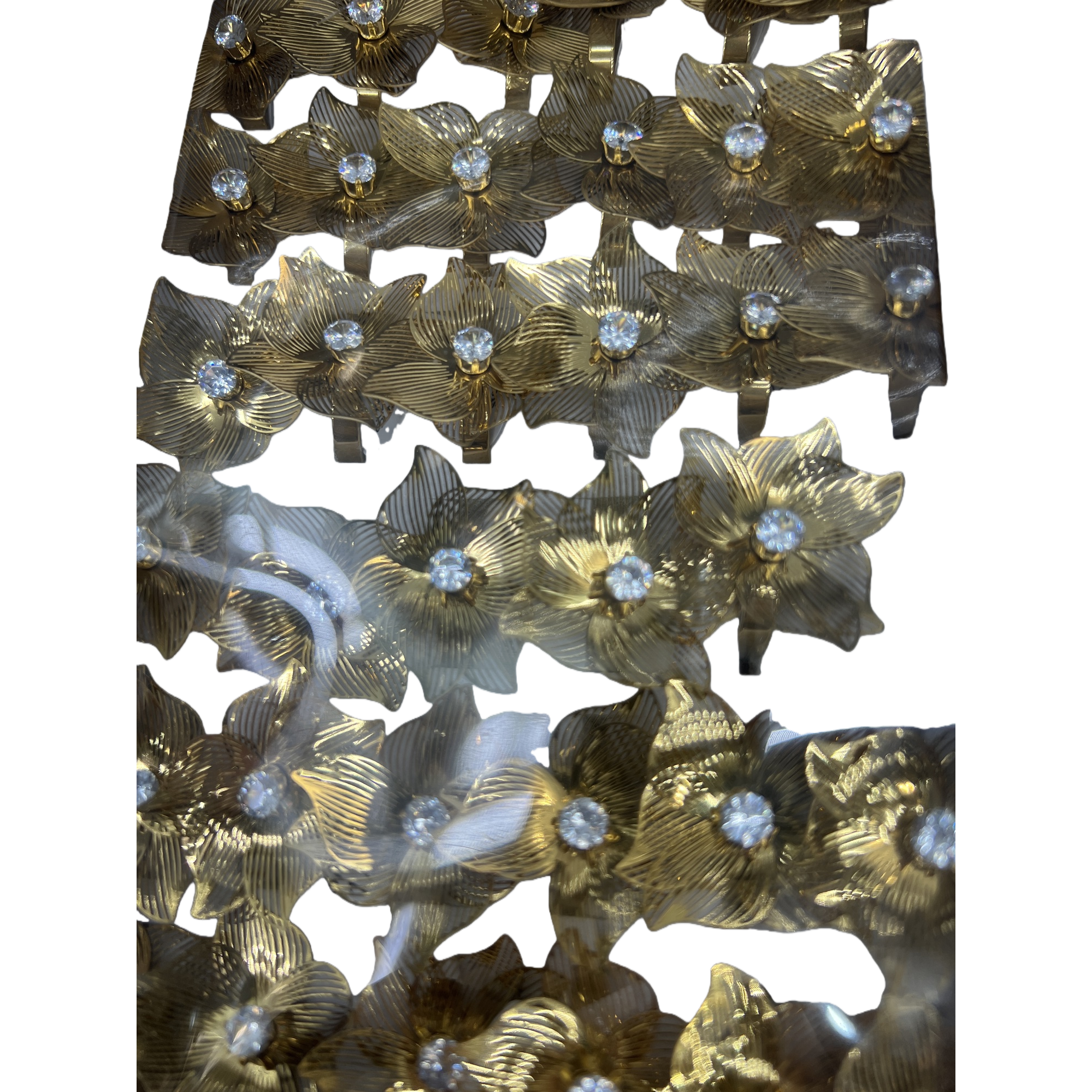 金色花朵造型饰品白底实物图
