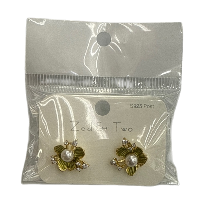 Golden flower pearl stud earrings are fashionable, light luxury and elegant earrings for women Item Picture
