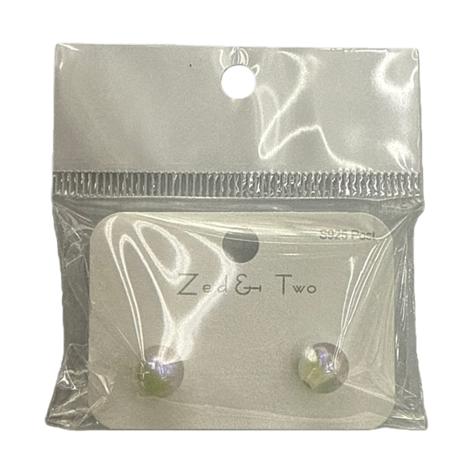 Zed & Two pearl-lustrous round stud earrings are packaged in transparent plastic bags with white card labels Item Picture