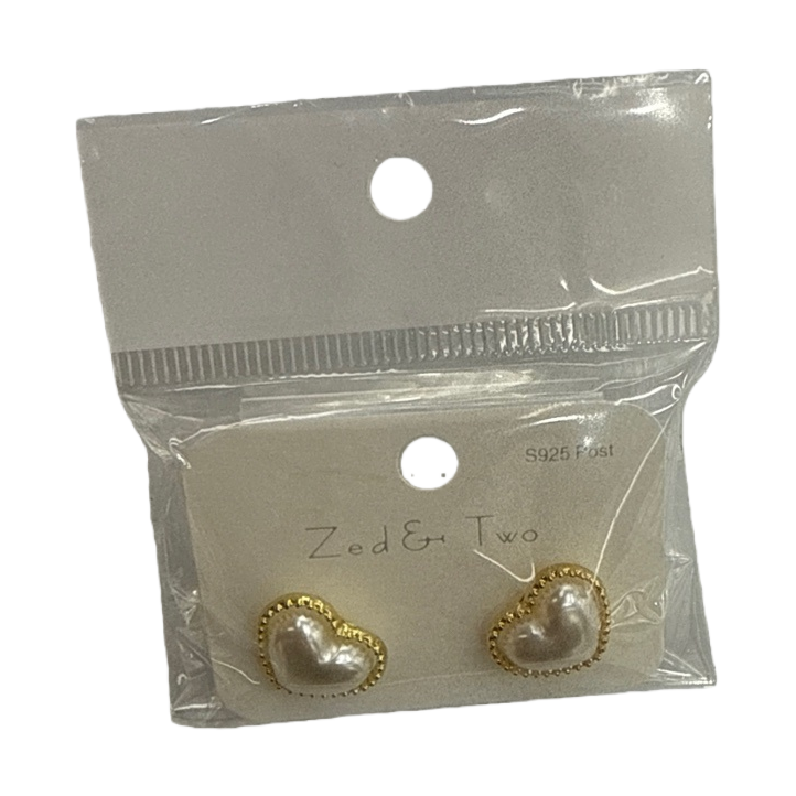 Golden heart-shaped pearl stud earrings are fashionable, simple and versatile earrings for women Item Picture